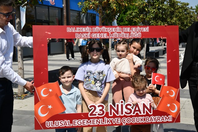 Balıkesir'de çocuklar festivalin tadını çıkarıyor