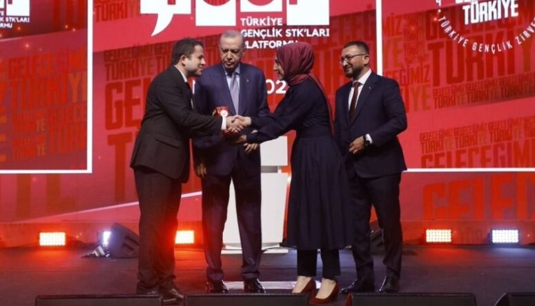 Dr. Mustafa Akgün, Türkiye Gençlik Zirvesi’nde “Akademi Ödülü”ne layık görüldü