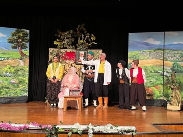 Büyükşehir’den tiyatro severlere klasik komedi: Zoraki Tabip SGM’de sahnelendi