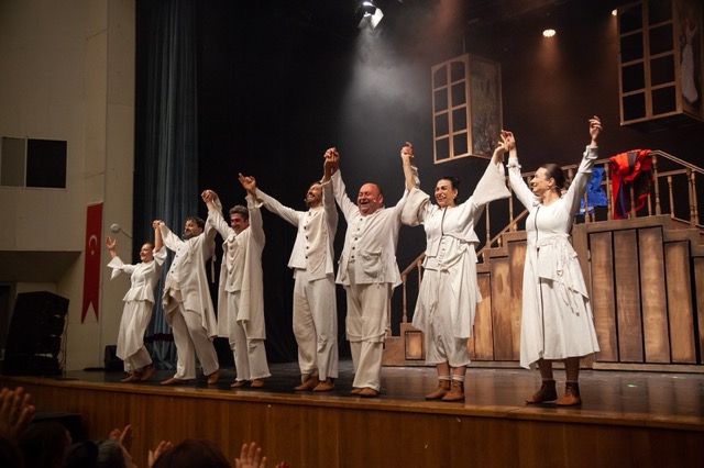 Bursa Şehir Tiyatrosu, Kıbrıs Tiyatro Festivali’ne konuk oldu