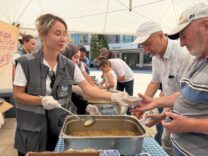 Binlerce kişi aşureyi tattı, hem diller hem de gönüller lezzet buldu