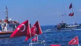 Türk bayraklarıyla süslenen tekneler Avşa kıyılarında zafer coşkusu yaşattı