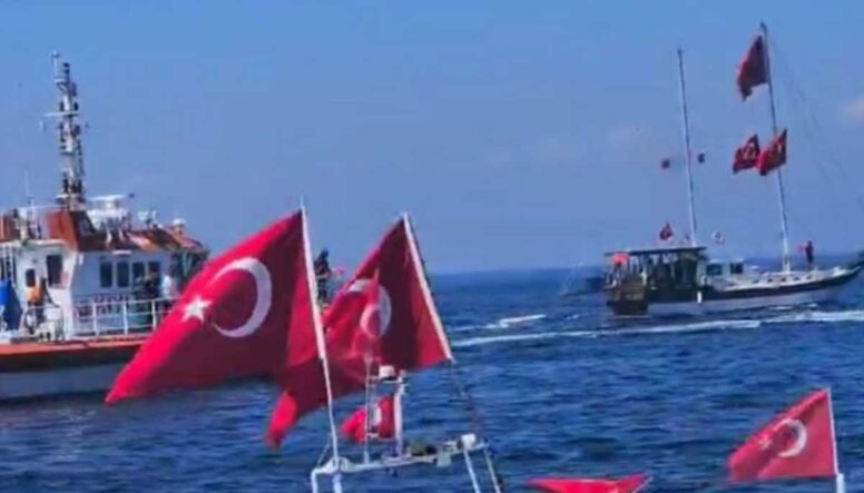 Türk bayraklarıyla süslenen tekneler Avşa kıyılarında zafer coşkusu yaşattı