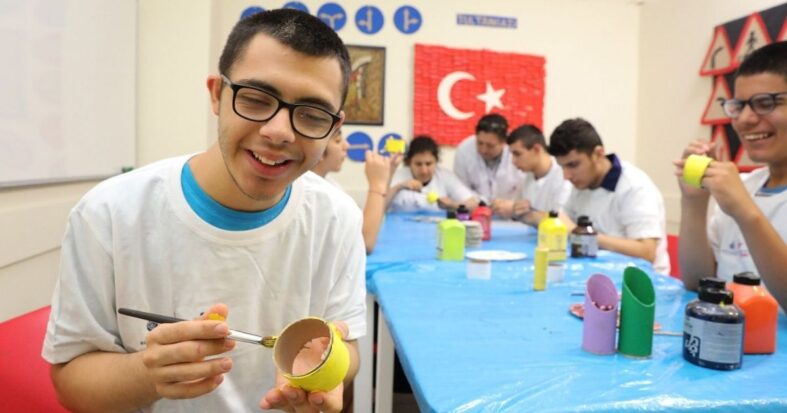 İstanbul’da 21 merkezde özel gereksinimli bireyler için atölyeler başladı