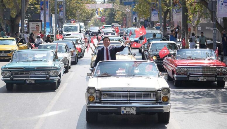 Kadıköy’de Zafer Bayramı kutlamaları kortej ve konserle taçlandı