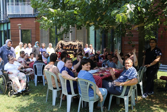 Özel bireyler ve anneleri hobi atölyelerinde el ele