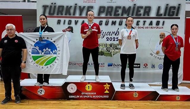 Sakarya'nın başarılı sporcuları Diyarbakır’da kürsüye çıktı