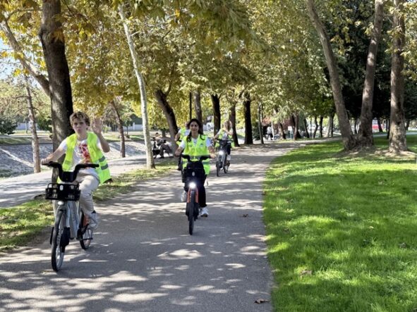 Misafir gençler Sakarya’da ‘yeşil gelecek’ için pedal çevirdi