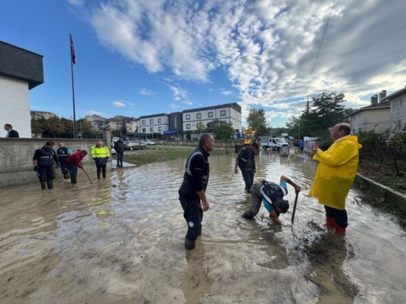 Ferizli'de taşkınlar kısa sürede kontrol altına alındı