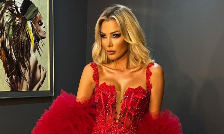 Petek Dinçöz’ün kırmızı elbisesi olay oldu! Yeni Gazino’da büyüleyen gece