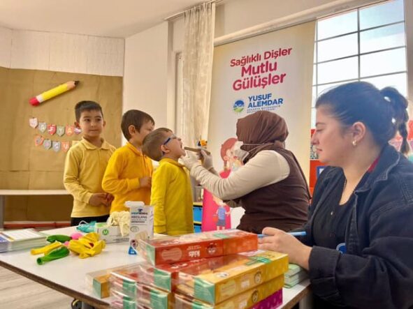 Diş muayenesi ve eğitimleriyle sağlıklı dişler için bilinçlenme.