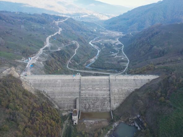 Yüksekten çekilen Drone görüntüsüyle barajın görkemli yapısı ve çevresindeki doğal güzellikler.