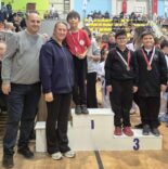 Altın ve bronz madalyalı çocuklar, spor etkinliklerinde derecelerini kutluyor.