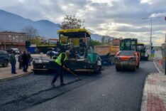 Yol onarımında asfalt serim ve bakım çalışması gerçekleştiriliyor.