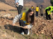 Doğa temizliği ve ekim etkinliği, gençler ve gönüllülerle sürdürülebilir yaşam.