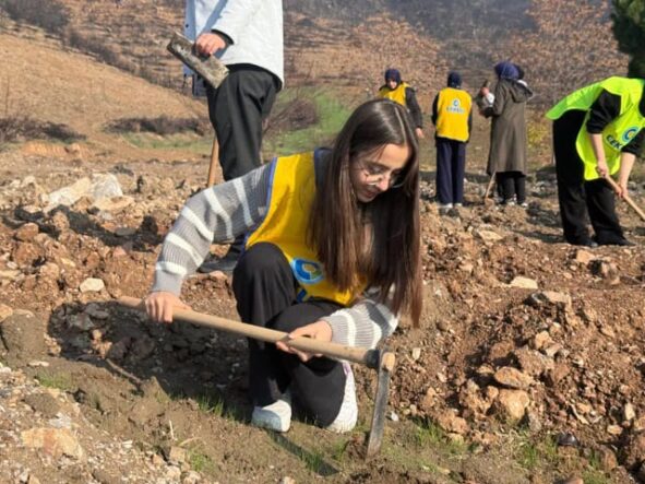 Doğa temizliği ve ekim etkinliği, gençler ve gönüllülerle sürdürülebilir yaşam.