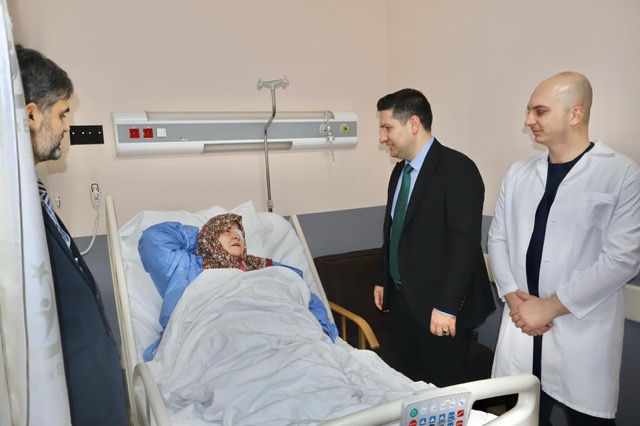 Op. Dr. Anılcan Ataç, Geyve Devlet Hastanesinde ilk katarakt ameliyatını gerçekleştirdi