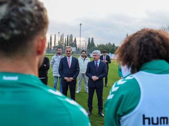 Yusuf Alemdar ve Rahmi Doğan, Sakaryaspor futbolcularıyla antrenman öncesi buluştu