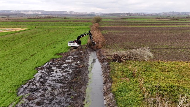 Serdivan Belediyesi dört mahallede sulama kanallarında temizlik çalışmalarını tamamladı