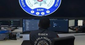 Siber güvenlik ve polis operasyonları monitörleri.