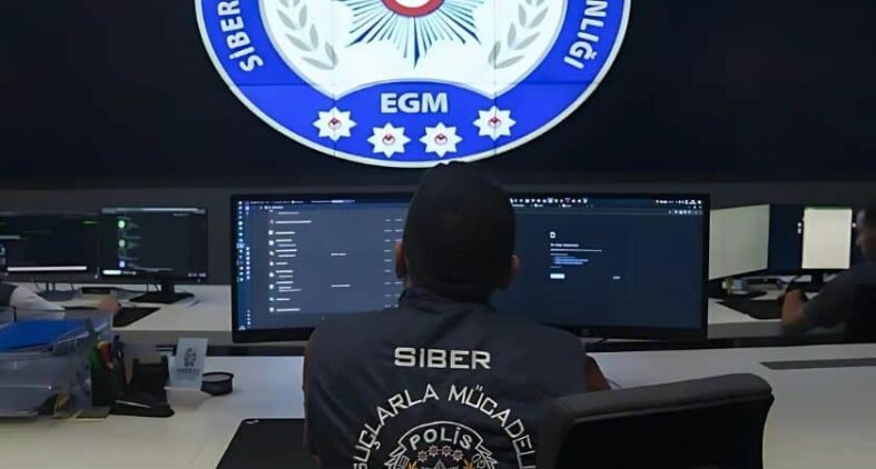 Siber güvenlik ve polis operasyonları monitörleri.