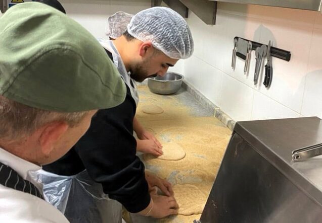 El yapımı hamur işleri hazırlıkları, taze ve hijyenik ortamda.