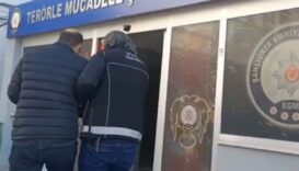 Polis ve güvenlik güçleri merkez binası önünde görüşüyor, Türkiye güvenliği.