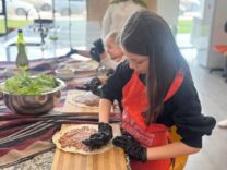 Çocuklar ara tatil etkinlikleri sırasında mutfakta eğleniyor.