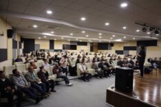 Etkinlik katılımcıları ve sunucu, toplantı ve konferans ortamı.