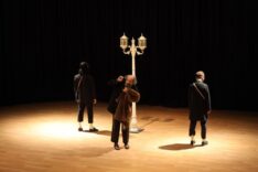 Tiyatro sahnesinde üç oyuncu ve sahne lambası, sanat ve kültür etkinlikleri, basın merkezi haberleri.