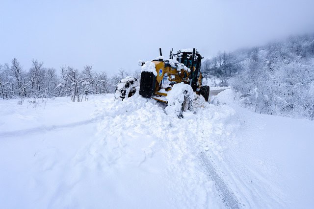 Sakarya Büyükşehir Belediyesi 100 kişilik ekiple 5 ilçede 34 grup yolunu ulaşıma açtı