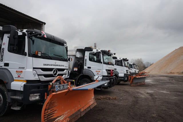 Kar küreme ve yol temizleme araçları, Sakarya Büyükşehir Belediyesi filosu.