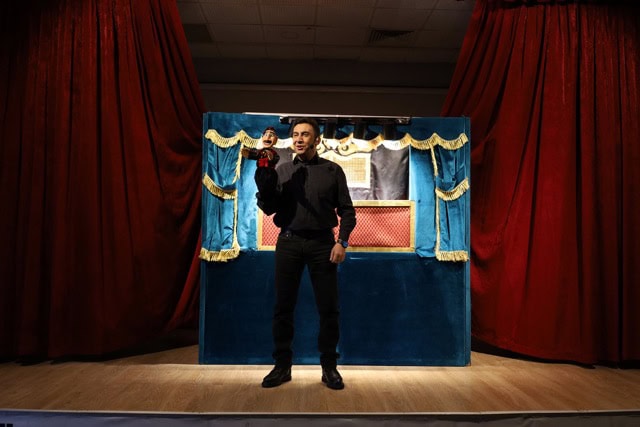 Yazar ve sahne performansı ile köy enstitüsü oyunları, sahne gösterileri ve kültürel etkinlikler.