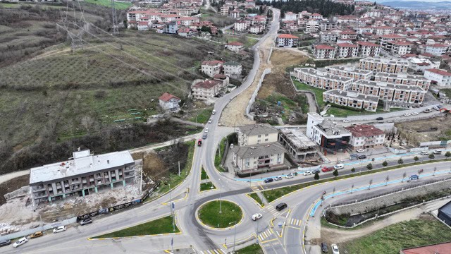 Sakarya Büyükşehir Belediyesi Serdivan 32. Sokak’ta yol genişletme çalışmalarını sürdürüyor