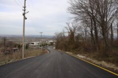 Yol ve doğa manzarası, sakin ve huzurlu sürüş ortamı.