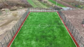 Su geçirmez futbol sahası, dayanıklı çim zemin, spor tesisleri.