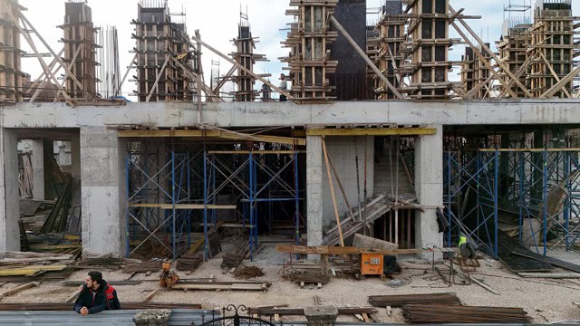 İnşaat alanında yeni projeler ve yapıların gelişimi.