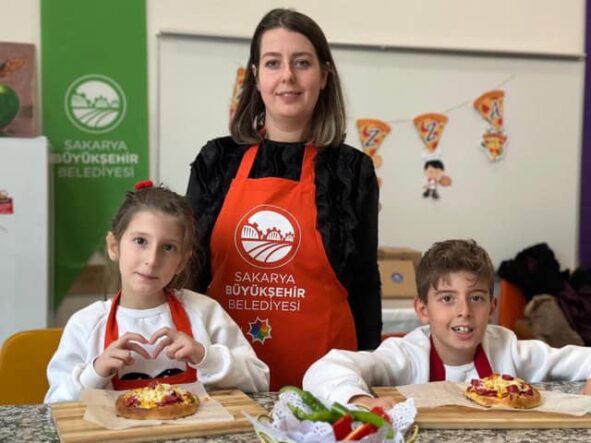 Düzenli etkinlikler ve atölyelerle bilgi ve eğlence.