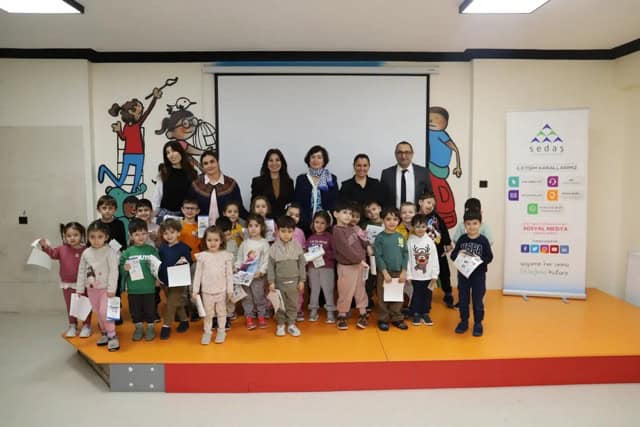 Çocuklar ve eğitmenler etkinlikte. Basın Merkezi'nde medya ve iletişim eğitimi.