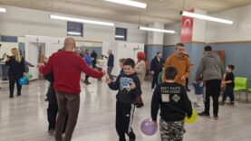 Çocuklar ve aileler keyifli vakit geçiriyor.