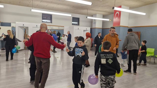 Çocuklar ve aileler keyifli vakit geçiriyor.