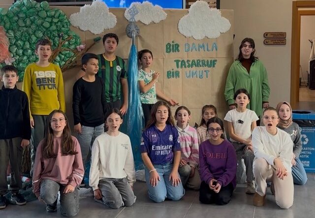 Alt metin: Çocuklar tasarruf ve bilinçli kullanımı öğreniyor, basın merkezinde eğitim etkinliği.