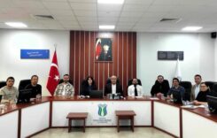 Güçlü toplantı ortamını ve basın merkezi etkinliklerini gösteren resmi.