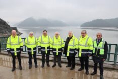 Yönetim ve uzmanlar, baraj gölü kıyısında doluluk oranını inceliyor.