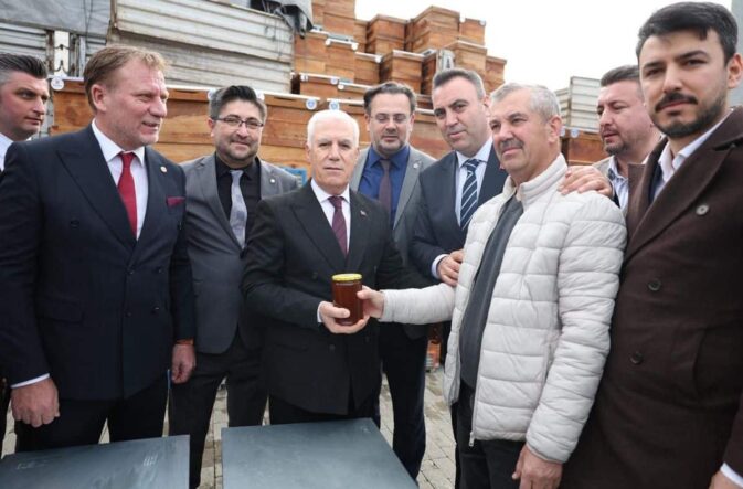 Büyükşehir arıcılar için kovan desteği dağıtımı gerçekleştiriyor.