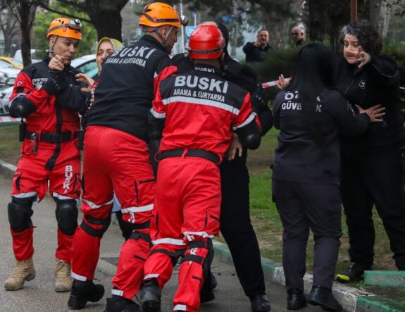 İtfaiye ekipleri acil durum tatbikatı yaparken, güvenlik ve koordinasyon sağlanıyor.