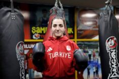 Ece Asude, ringde parlayan yeteneğiyle Sakarya’nın gururu, boks antrenmanında hazır ve kararlı.