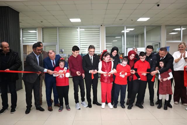 Erenler Belediyesinde anlamlı sergi açılışında vatandaşlar ve çocuklar birlikte etkinlik yaptı.