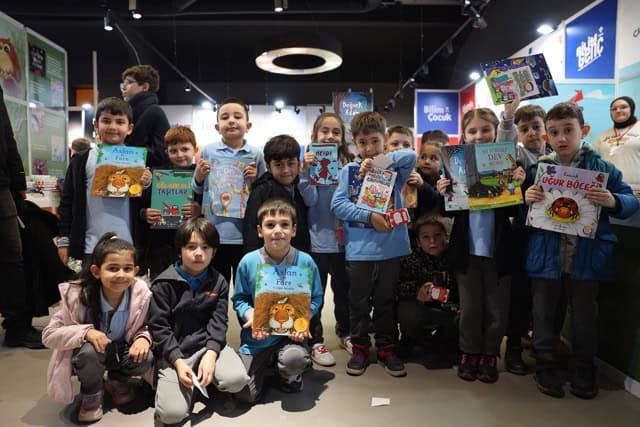 Sakarya Çocuk Edebiyatı Fuarı'nda çocuklar kitaplar ve etkinliklerle dolu anlar yaşıyor.