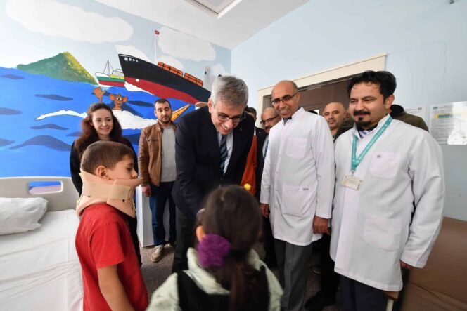 Prof. Dr. Kemal Memişoğlu, Balıkesir Üniversitesi Hastanesinde Tedavi Gören Öğrencileri Ziyaret Etti